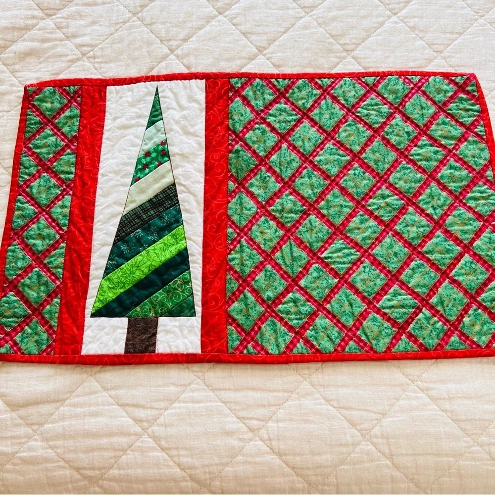 New Handmade Quilted Christmas Table Set Set of 5 (4 Placemats + 1 Centerpiece)